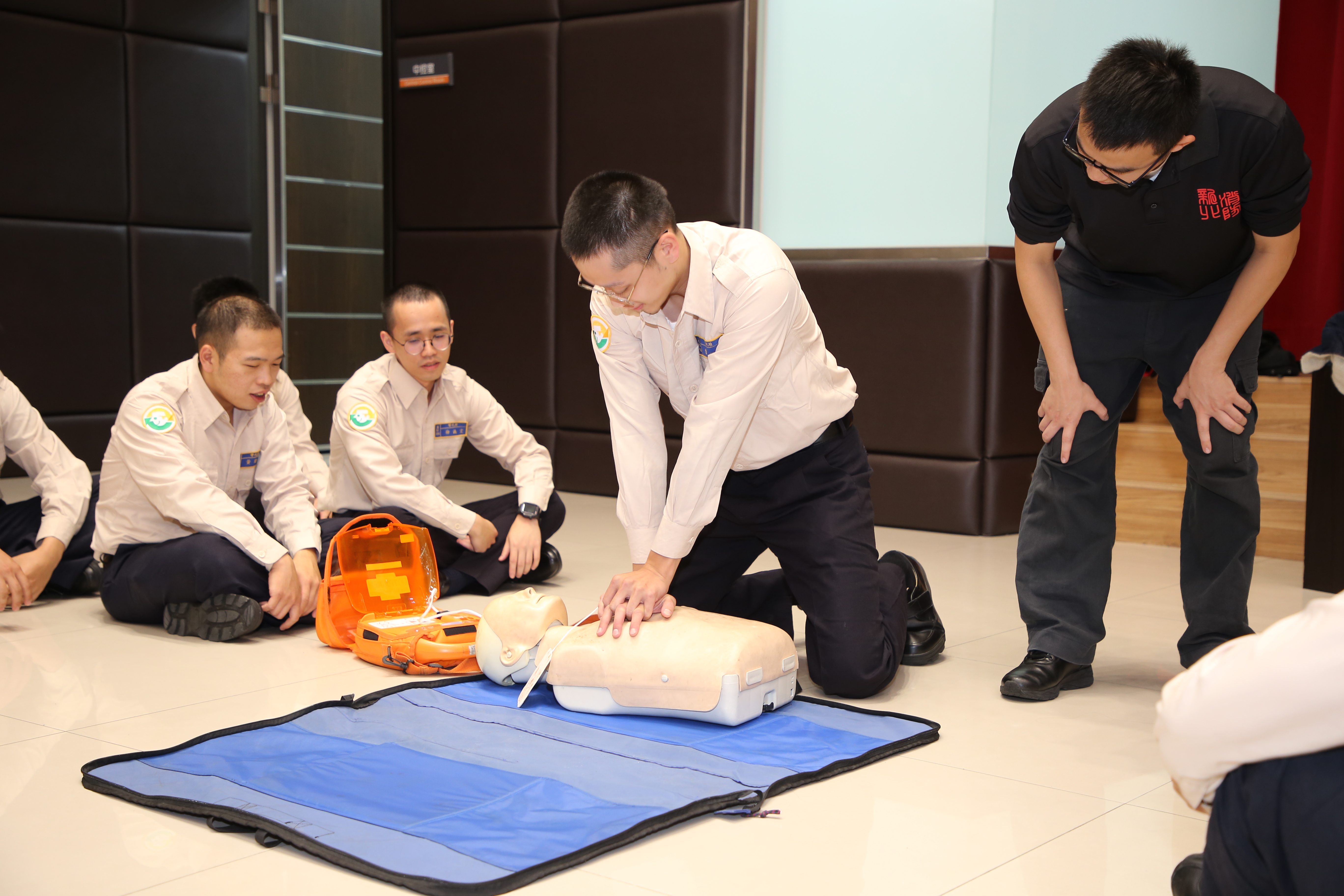 今日替代役法紀教育在職訓練，進行CPR+AED實地教學訓練，學習基本急救動作，防患於未然。